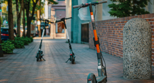 Firenze dice addio ai monopattini elettrici a noleggio: stop dal 2026 per sicurezza e decoro urbano